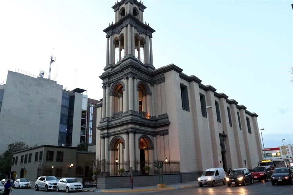 El templo se concluyó y se consagró en 1903.