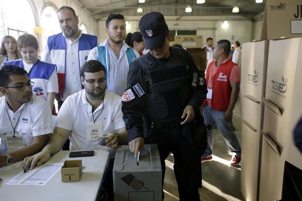 Con importante participación, salvadoreños acuden a las urnas en centros de votación para elegir a un nuevo Presidente en cerrada disputa.