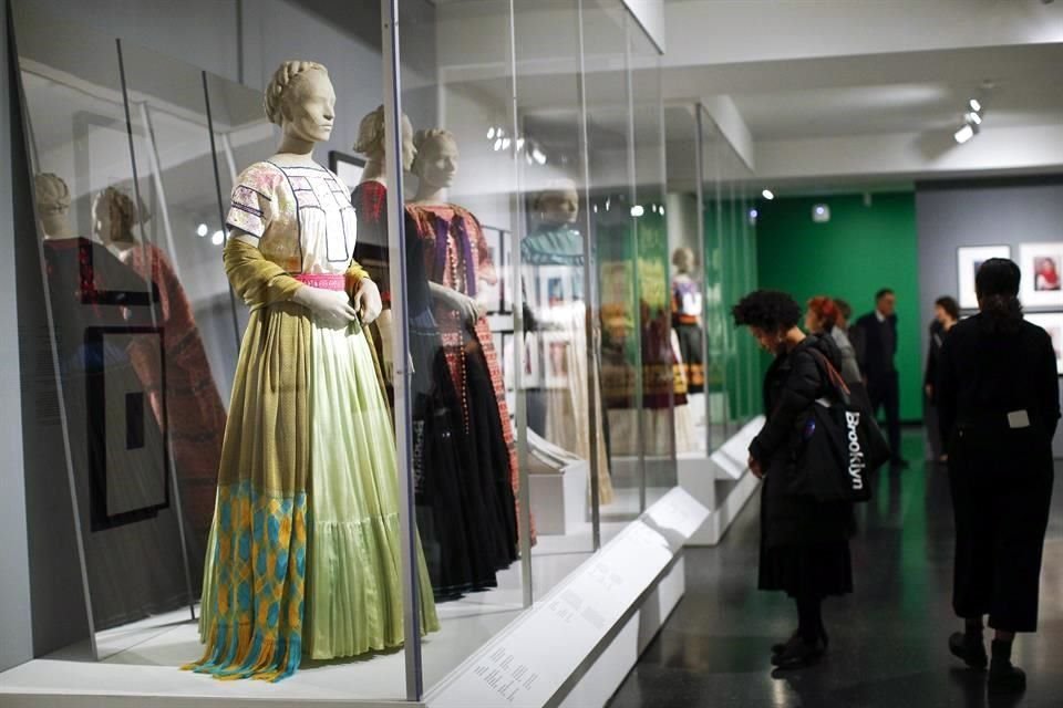 La exposición incluye una veintena de los vestidos de tehuana que la artista mexicana adoptó para dar forma a su identidad.