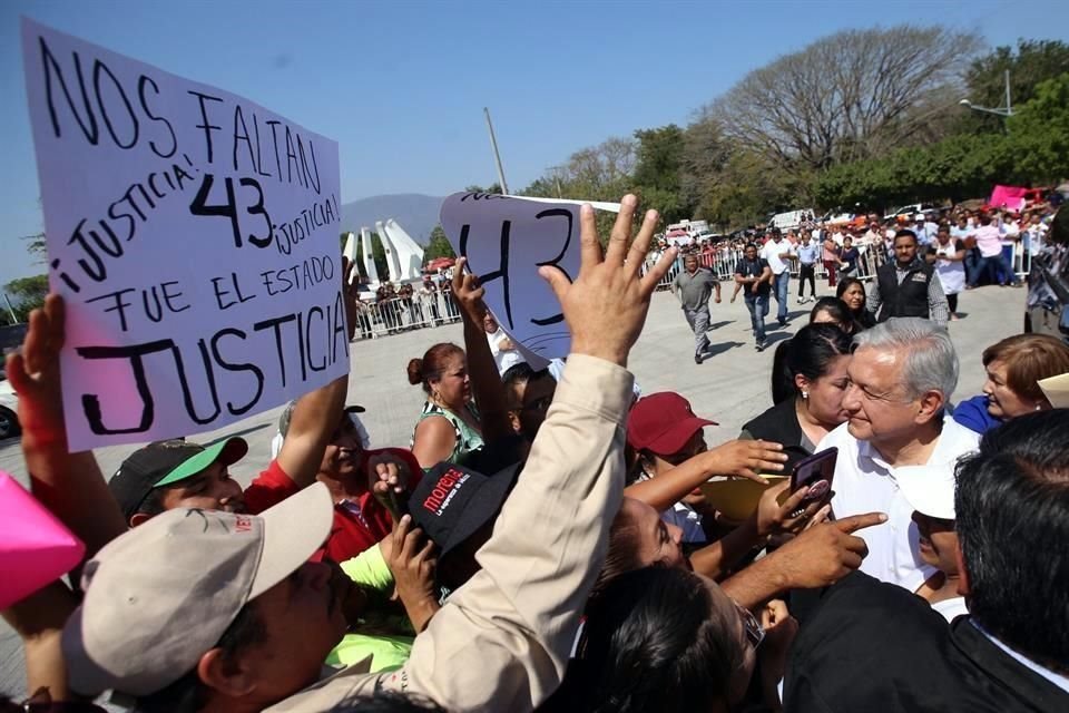 Asistentes al acto de AMLO exigieron justicia por la desaparición de los 43 normalistas de Ayotzinapa.