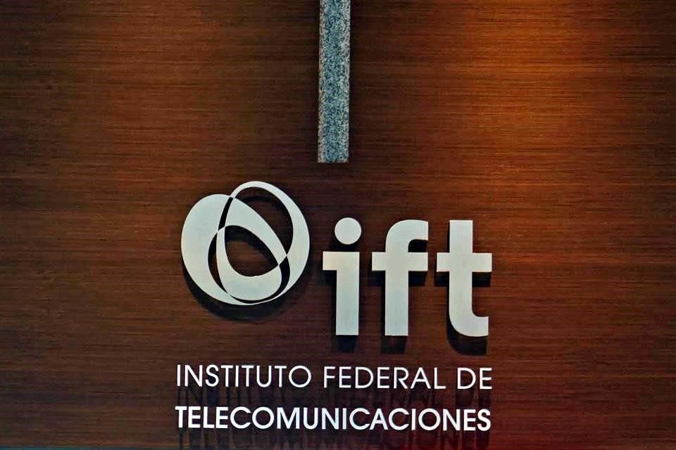 AMLO dijo que revisaría la legalidad de que el IFT pasara a la SCT.