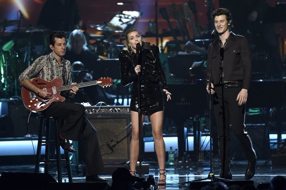 Miley Cyrus hizo junto con Shawn Mendes y Mark Ronson el número 'Islands in the Stream'.