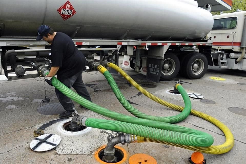 Pipa entrega gasolina en una estación de Citgo en Wethersfield, Connecticut.