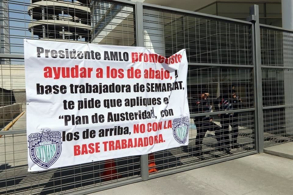 Este lunes, trabajadores de la Semarnat cerraron las oficinas de la dependencia en CDMX en protesta por los despidos masivos.