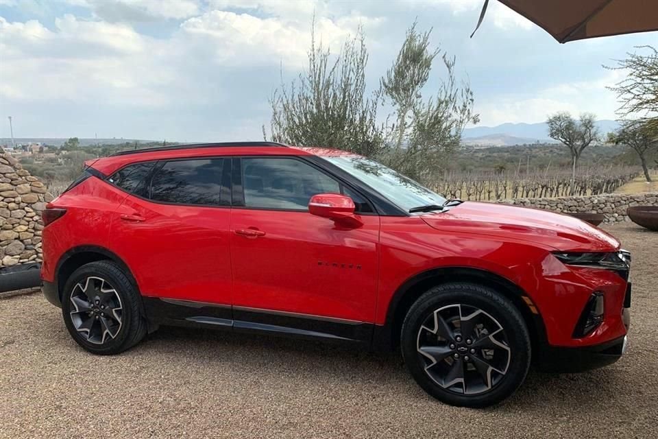 Tiene un motor V6 de 3.6 litros de 308 caballos de fuerza y transmisión automática de 9 velocidades con tracción delantera.