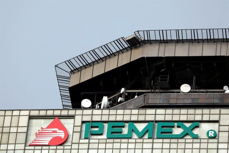 Las emisiones contaminantes causadas por la refinería Dos Bocas podrían extenderse a ciudades cercanas, según un estudio de Pemex consultado por Reuters.