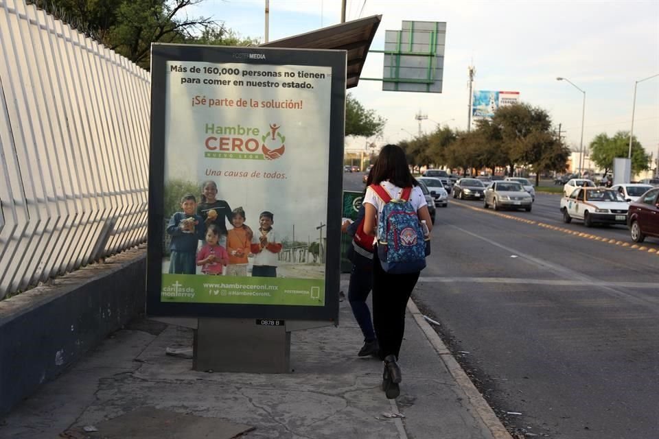 En la Avenida Churubusco, a la altura de la Prepa Álvaro Obregón un mupi impide el libre paso de los alumnos.