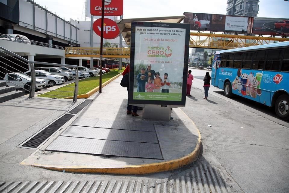 El mupi ubicado frente a Plaza la Silla limitan la visibilidad de los automóviles que salen del centro comercial.