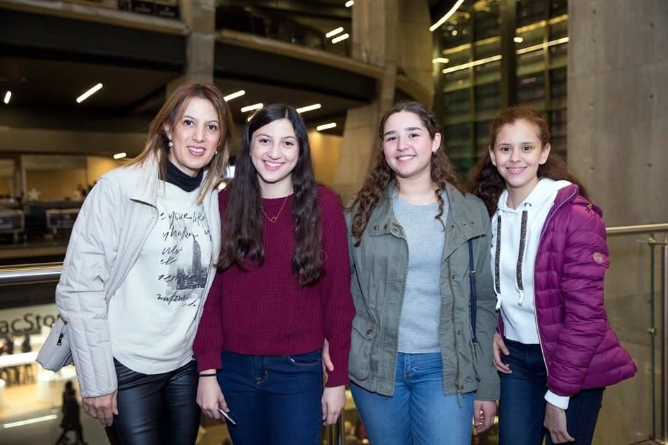 Blanca de Bortoni, Daniela Bortoni, Ana Paola Villarreal Martinez, y Mariana Oliveros