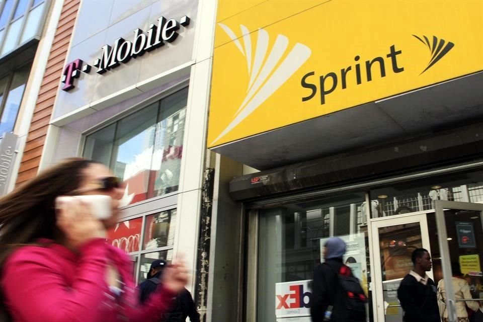 La suma de T-Mobile y de Sprint daría lugar a una cifra estimada de 100 millones de clientes, lo que la situaría en segundo lugar en el mercado por detrás del grupo Verizon.