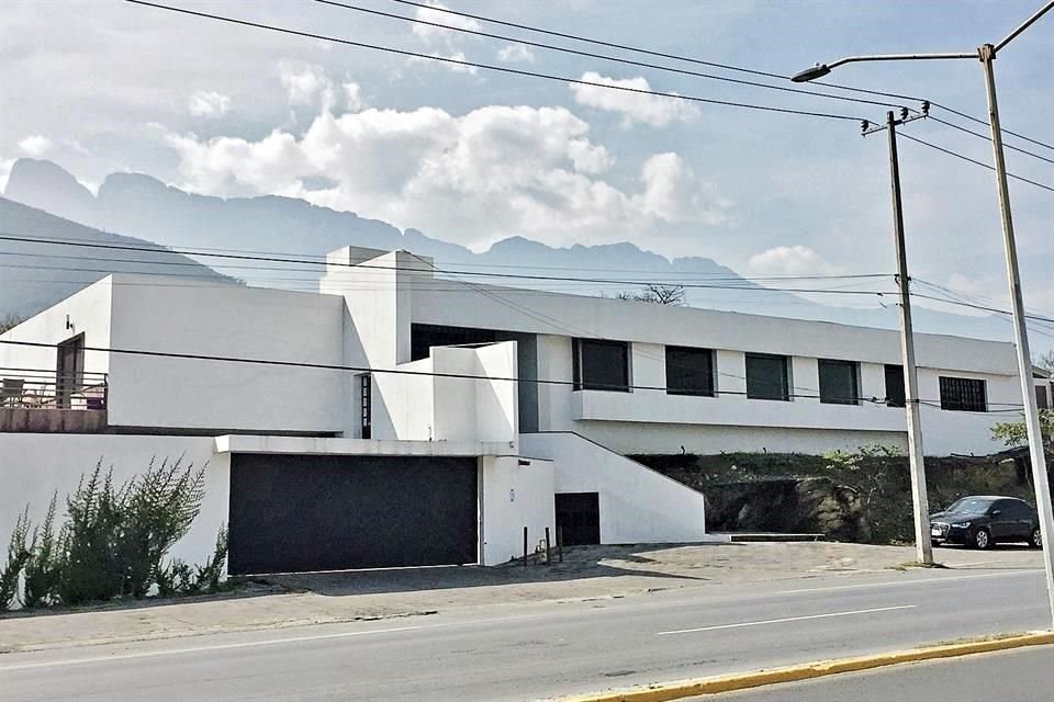 Tras ganar El Bronco la Gubernatura, Rentería instaló su empresa en la Colonia San Patricio, en San Pedro.