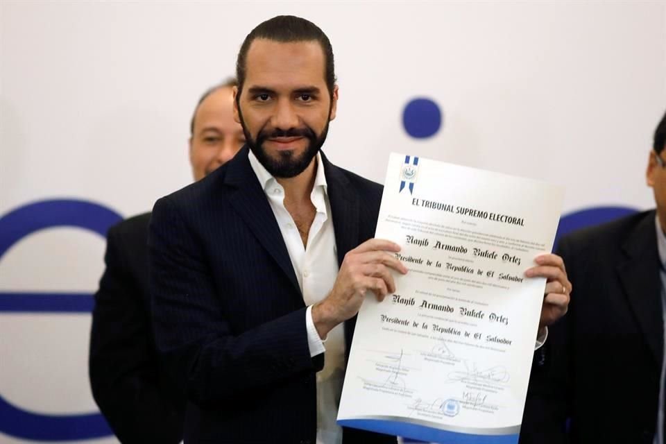 Nayib Bukele shows his credential as president-elect after winning the presidential election during a ceremony in San Salvador, El Salvador, February 15, 2019. REUTERS/Jose Cabezas