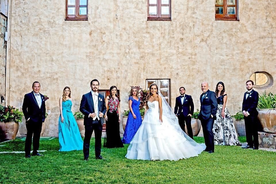 Atrás: Alejandro Caballero, Eva Caballero Garza, Eva Garza de Caballero, Marietta Gánem de Sada, Juan Carlos Sada, Juan Carlos Sada, Lillián Piña de Sada y Daniel Sada Gánem. Adelante: LOS NOVIOS 