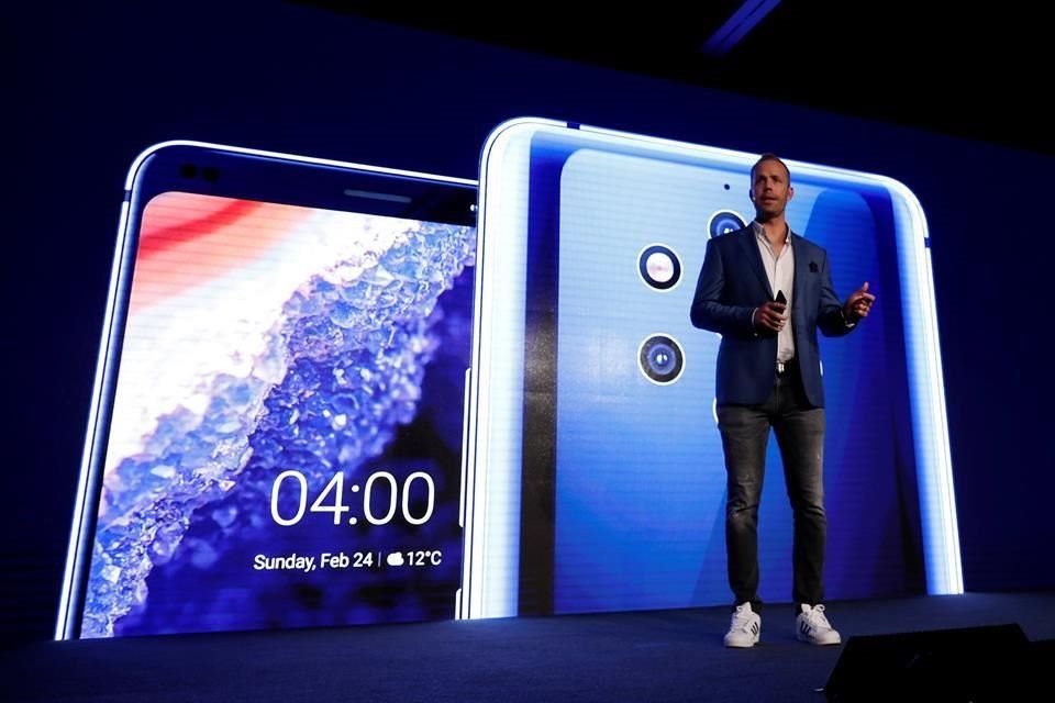 Juho Sarvikas, presentael nuevo Nokia 9 PureView.  REUTERS/Rafael Marchante