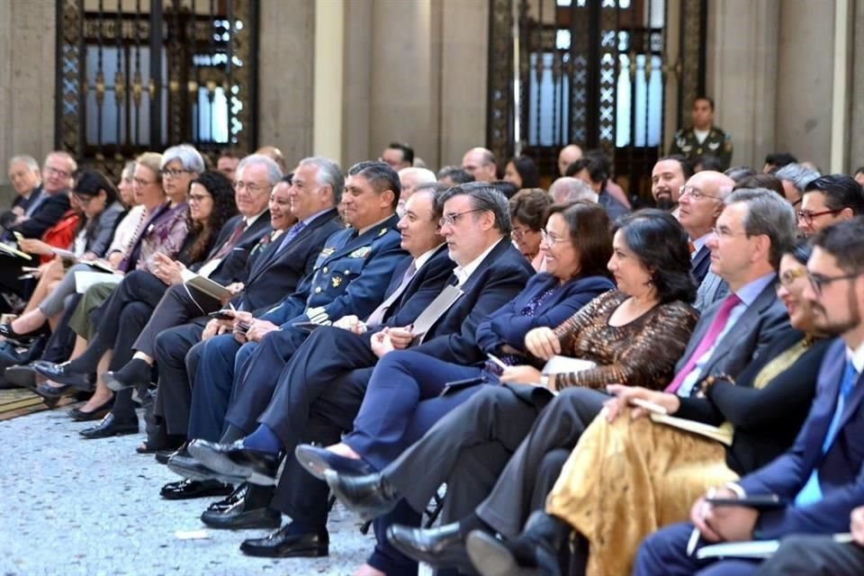 El Mandatario evaluó con su equipo programas implementados.
