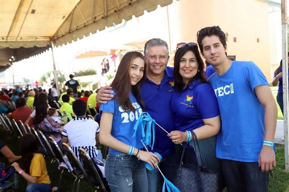 Monse Díaz, César Díaz, Claudia de Díaz y César Díaz
