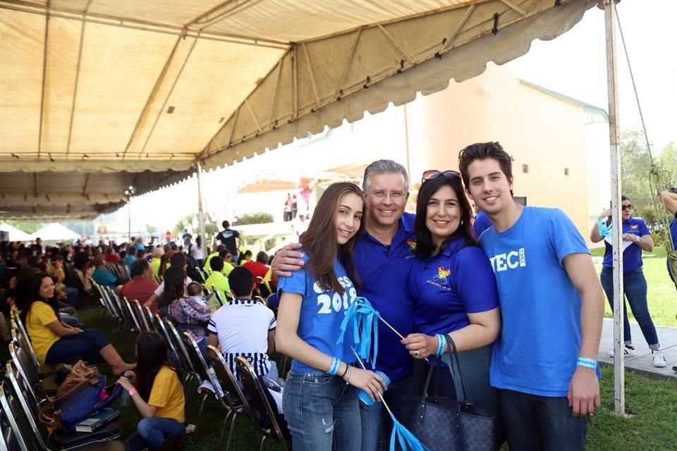 Monse Díaz, César Díaz, Claudia de Díaz y César Díaz