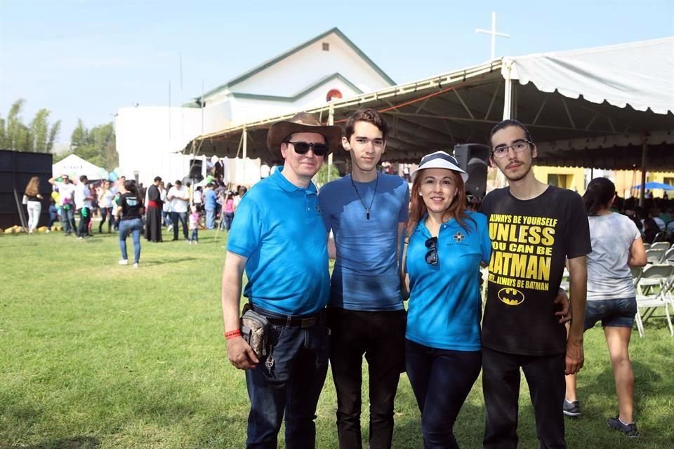 Jorge Cantú, Mario Cantú, Lupita Olivares de Cantú y Alán Cantú
