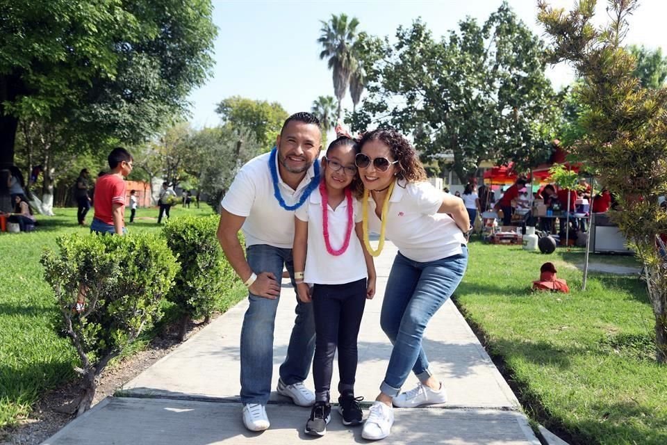 Daniel Montoya, Paulina Montoya y Susana Martínez de Montoya