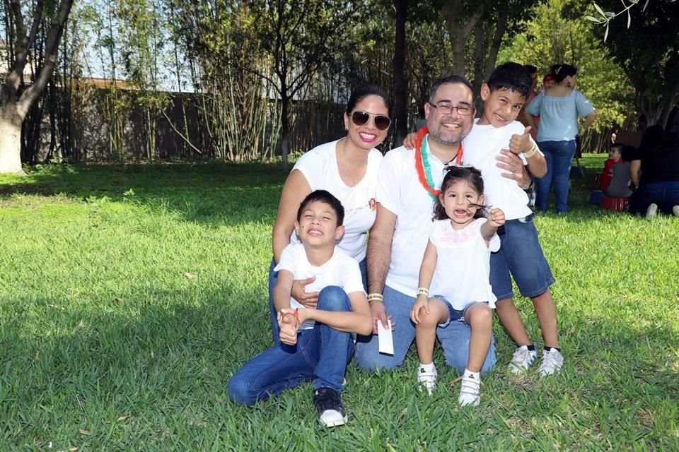 Tere de Luna de Galarza, Luis Alejandro Galarza, Paulina Galarza, Mateo Galarza e Isaac Galarza