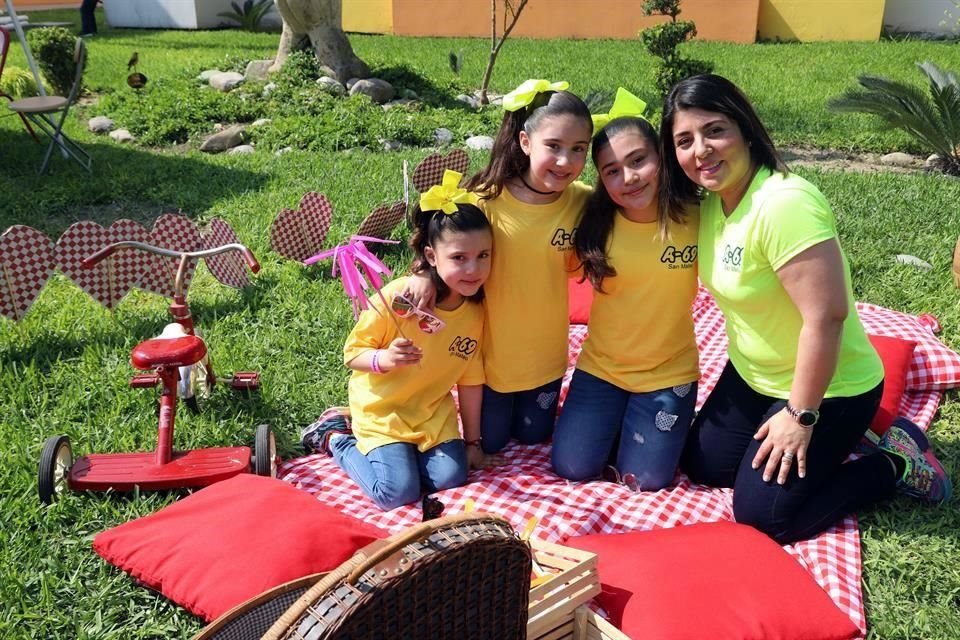 Montserrat Barradas, Jaqueline Barradas, Renata Barradas y Roble Rodríguez