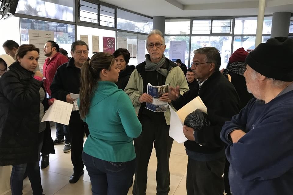 En la sucursal de Naturgy en Campestre La Silla, en Guadalupe, la fila de usuarios pidiendo aclaración se prolongaba hasta afuera de las oficinas.