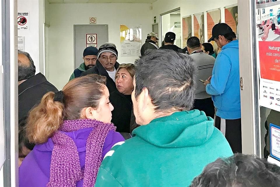 Además de las denuncias por cobros elevados de gas por parte de Naturgy, ahora usuarios reclamaron tener que soportar filas y largos trayectos porque la empresa no cuenta con cajeros automáticos y cerró dos centros de atención. 