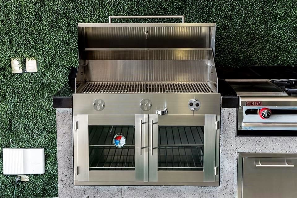 Los asadores pueden estar hechos de aluminio o cerámica, como el conocido como 'huevo verde'.<br>La diferencia entre estos dos es la forma en que conservan el calor