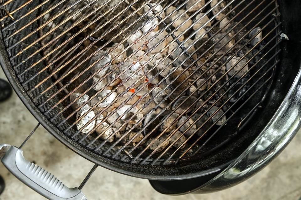 La variedad de asadores es muy amplia.<br>Puedes elegir entre uno para cocinar con carbón o leña o comprar uno de gas, el cual sólo requiere que gires una perilla para encenderlo.<br>
