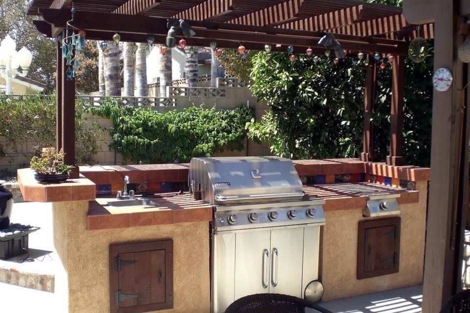 Un asador cerámico de 13 pulgadas puede costar a partir de los 8 mil pesos.<br>Un asador a carbón de acero inoxidable de 90 centímetros de altura por 60 de ancho y 30 de fondo ronda los 13 mil pesos.