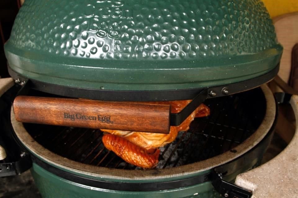 Los hay que tienen la parrilla sin tapa o van empotrados en la pared, que son llamados de parrilla argentina.<br>Los de ataúd son para cocinar animales completos y el ahumador es sólo para ahumar.<br><br>