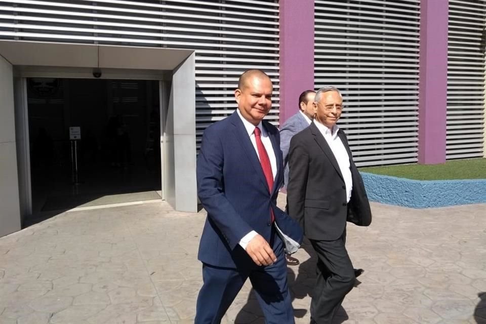 Abogado Gabriel García y el ex Alcalde de Cadereyta (der.), Santiago Preciado Robles, salen de la audiencia.