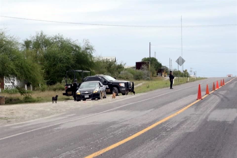 Autoridades instalaron retenes para localizar a los homicidas.
