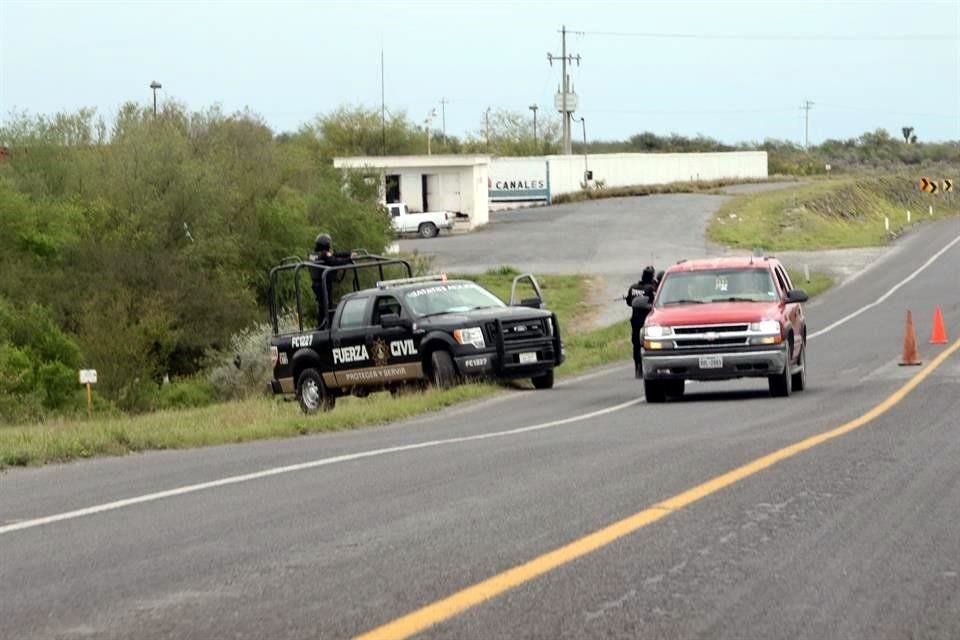 Autoridades instalaron retenes para localizar a los homicidas.