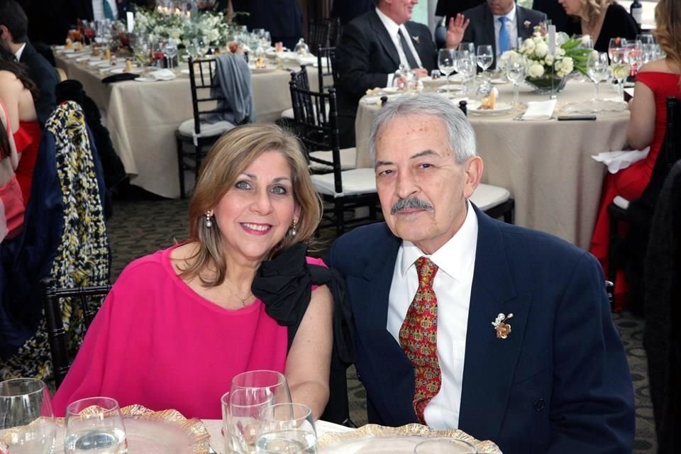 Martha Osuna de De la Garza y Pedro de la Garza