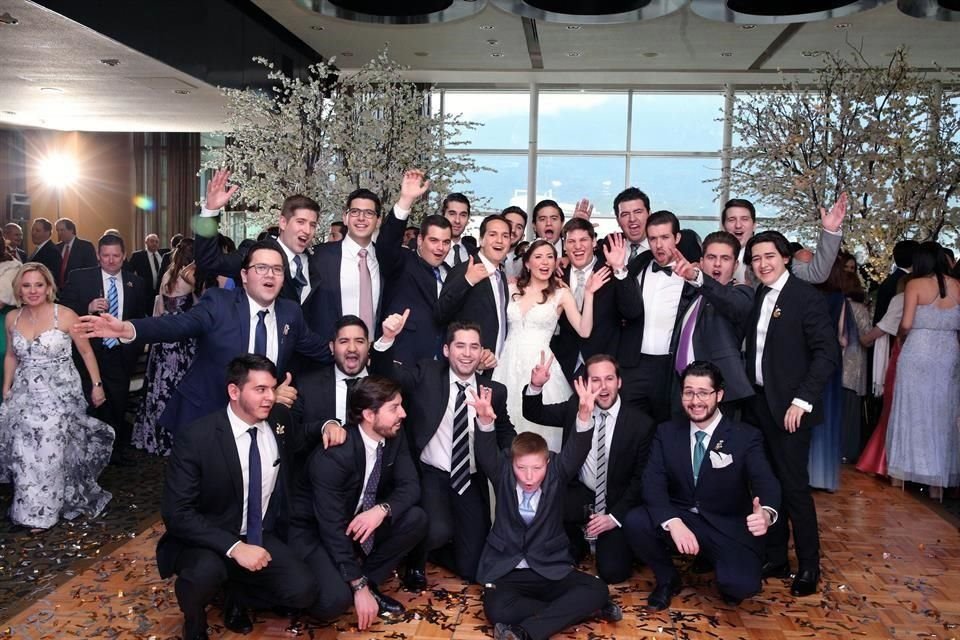 Los novios con algunos invitados.