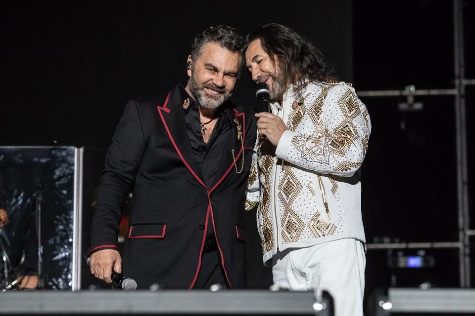 Mijares y 'El Buki' se entregaron en corazón y alma cuando cantaron 'A Dónde Vamos a Parar'.