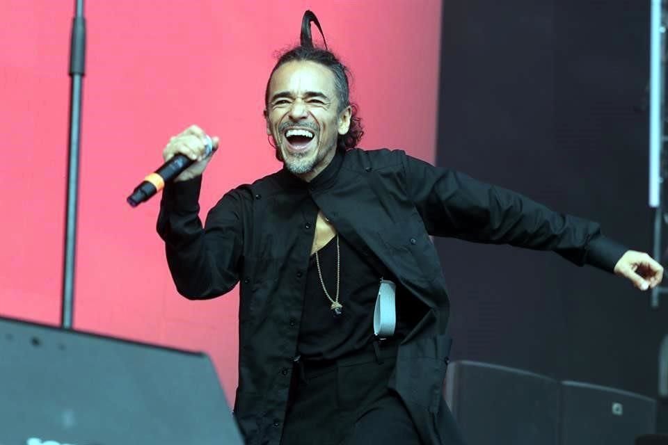 Rubén Albarrán, de Café Tacvba, los acompañó en el escenario y aprovechó para bailar al ritmo de ska.