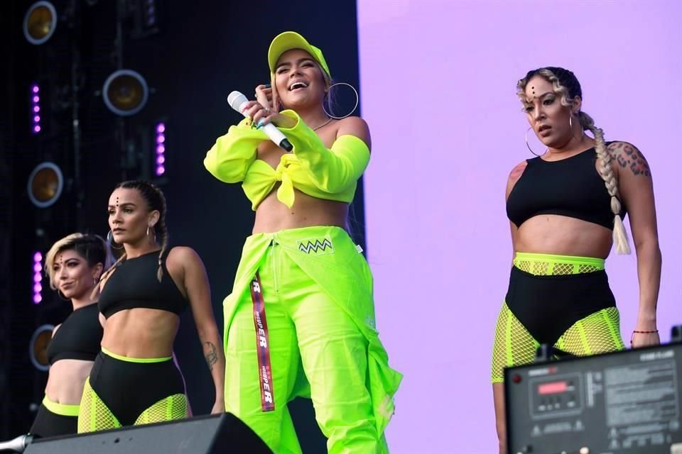 La reggaetonera Karol G fue de las más exitosas en el line up de la tarde, llenando toda la explanada al frente del escenario Tecate Original.