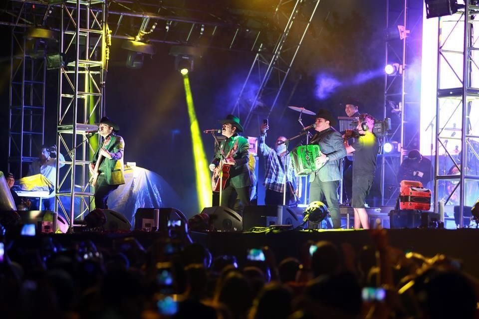 La banda contagió su pegajoso ritmo norteño con clásicos como 'La Chona'.