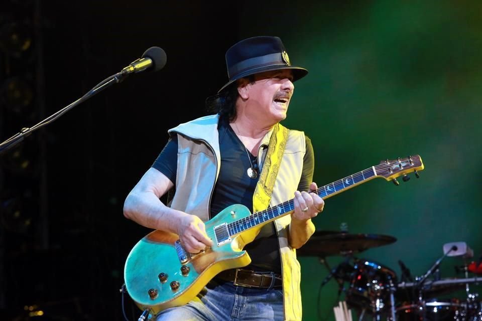 Virtuoso como él solo, el gran Carlos Santana regresó a Monterrey para demostrar porqué es considerado uno de los mejores guitarristas de todos los tiempos.