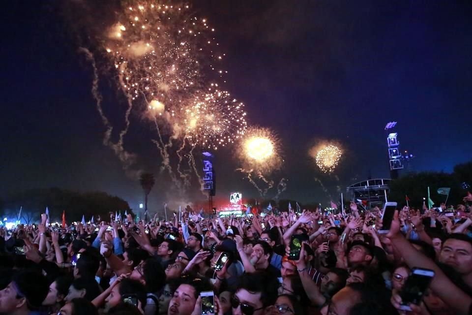 El cielo del parque se iluminó de colores mientras se escuchaba el tema compuesto por Freddie Mercury, 'We Are the Champions'