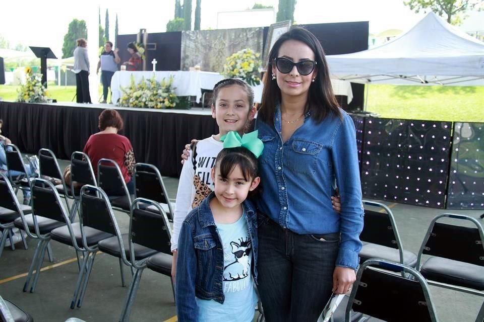 Fernanda Benavides, Daniela Benavides y Carolina Flores