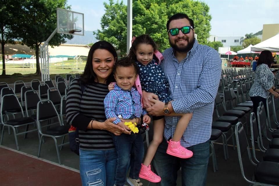 Raquel de Gamboa, Sebastián Canales, Sara Canales y Sai Canales