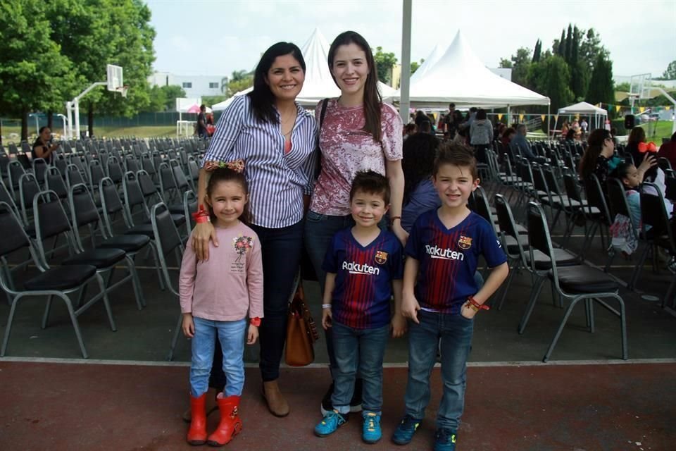 Valentina de la Rosa, Manuel Cruz, Alex Cruz, Camelia Rojas y Sury Cavazos