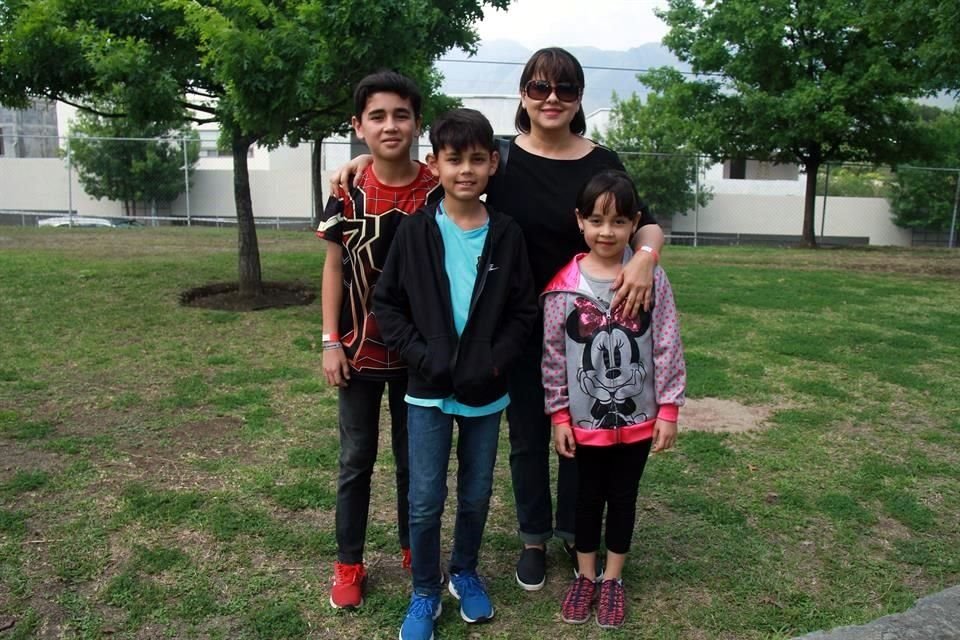 Carlos Páez, Alejandro Páez, Lorena Sánchez e Isabella Páez