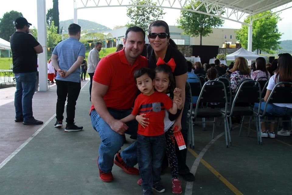 Gilberto Lozano, Cristina de Lozano, Daniel Lozano y Sofía Lozano