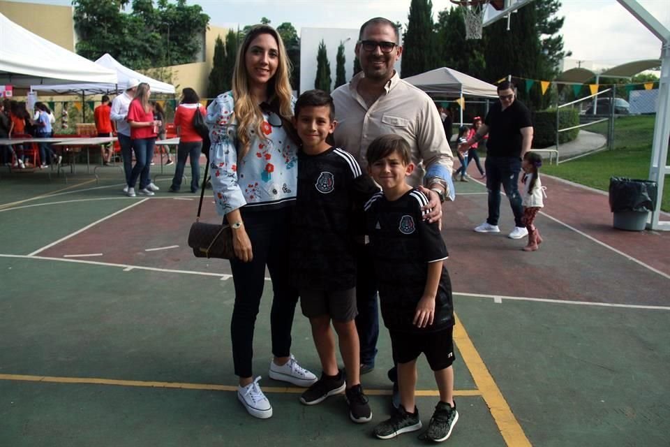 Jessica Oregel de Velázquez, Álvaro Velázquez, Álvaro Velázquez Oregel y Emilio Velázquez Oregel