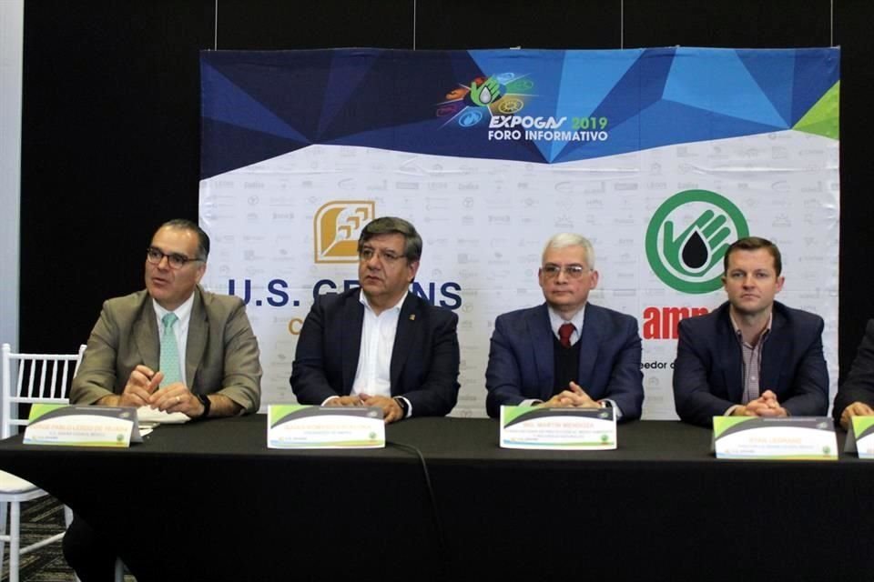 Jorge Lerdo de Tejada, director de la consultora WWEnergy; Isaías Romero, presidente de la AMPES; Martin Mendoza, Subsecretario de Protección al Medio Ambiente, y Ryan Legrand, director de U.S. Grains Council México.