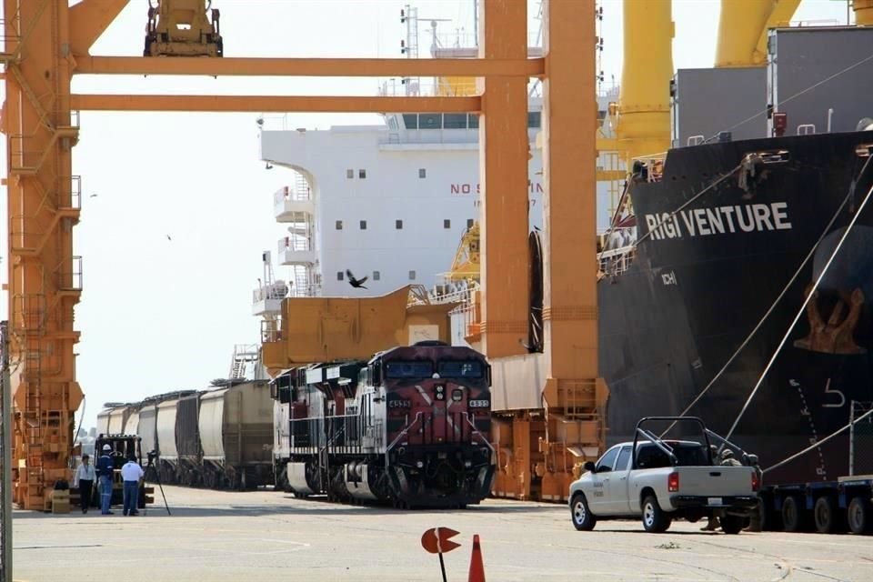 El plan para el Istmo de Tehuantepec contempla la modernización del ferrocarril en los puertos de Coatzacoalcos y Salina Cruz.